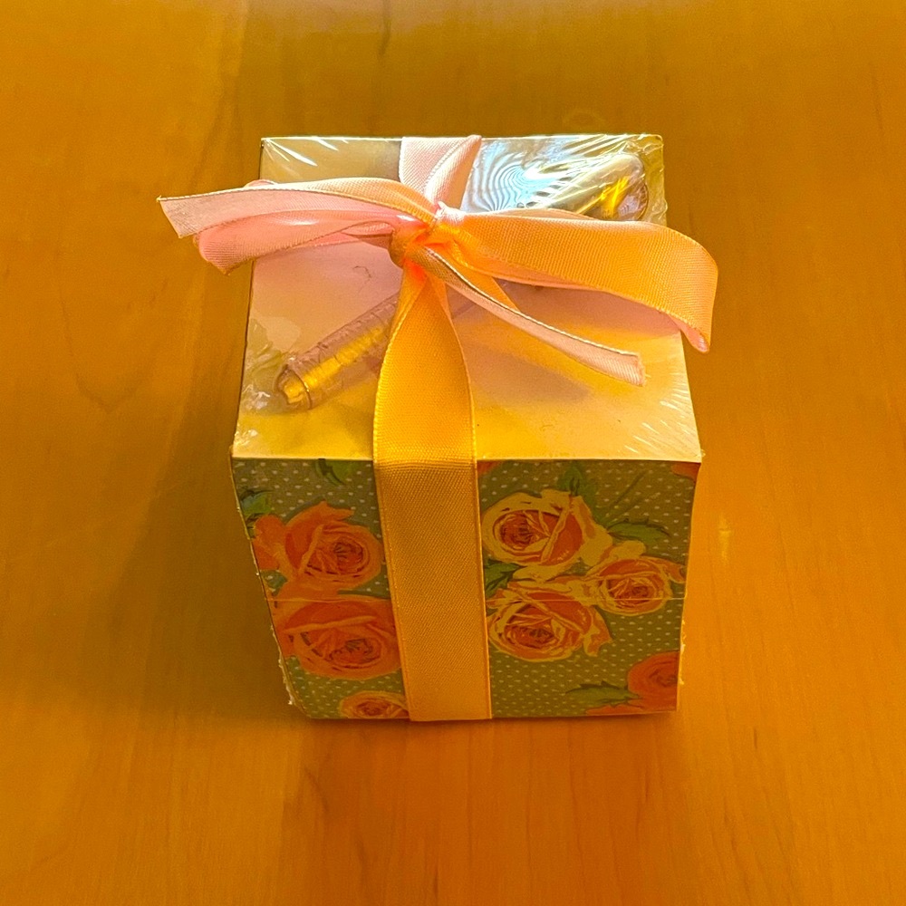 MEMO CUBE WITH FLORAL DESIGN